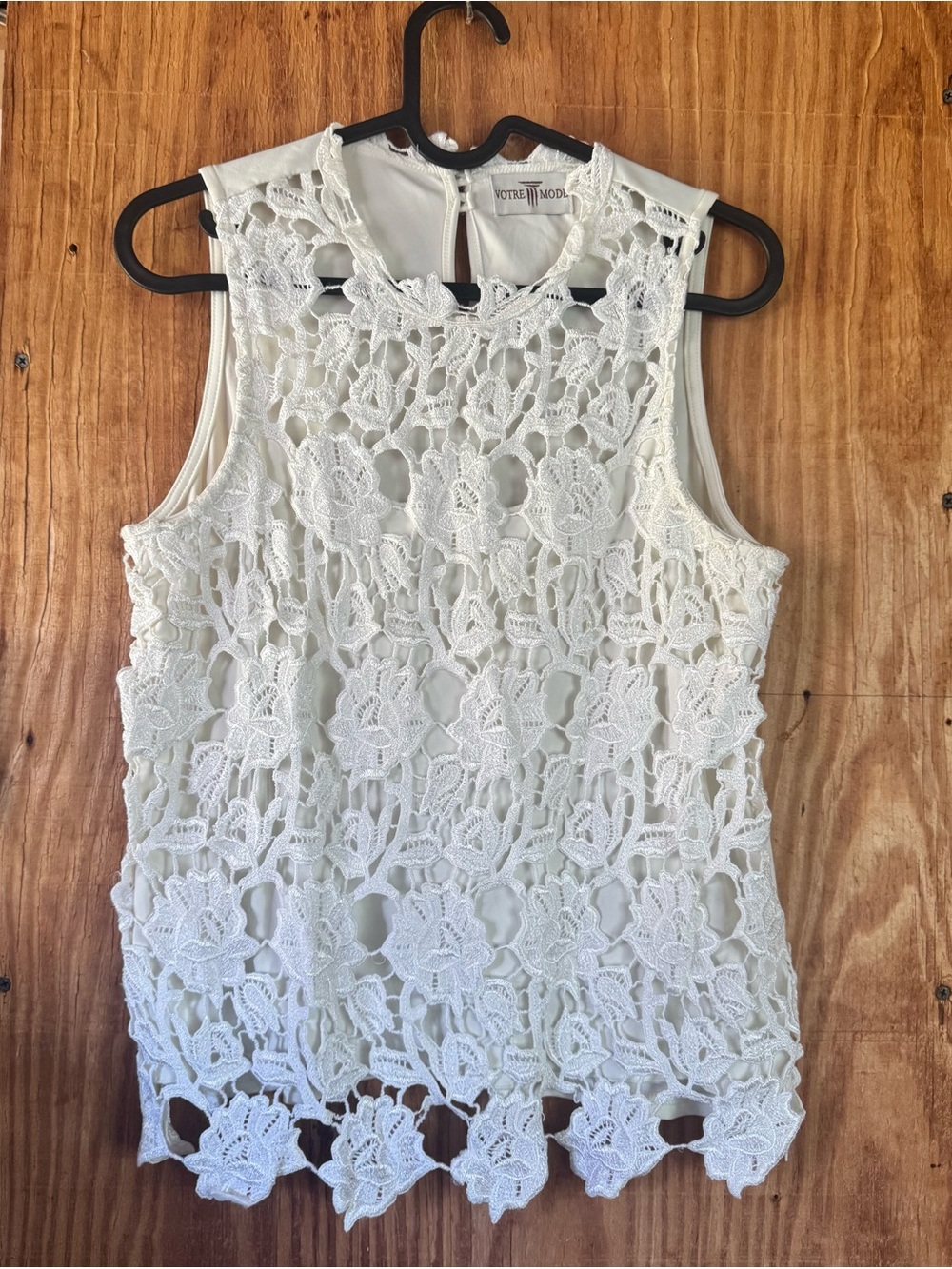 🤍Stunning lace top - sleeveless French brand